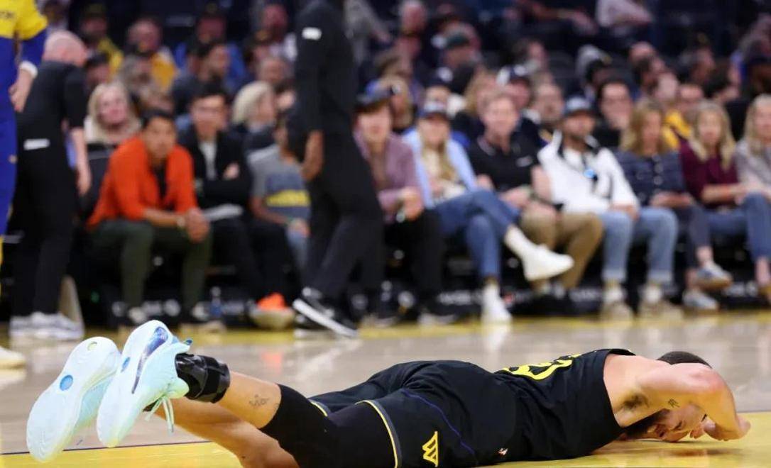 澳亚国际最新网址-包含科布罗球员因伤离场，全队气氛一度低落的词条